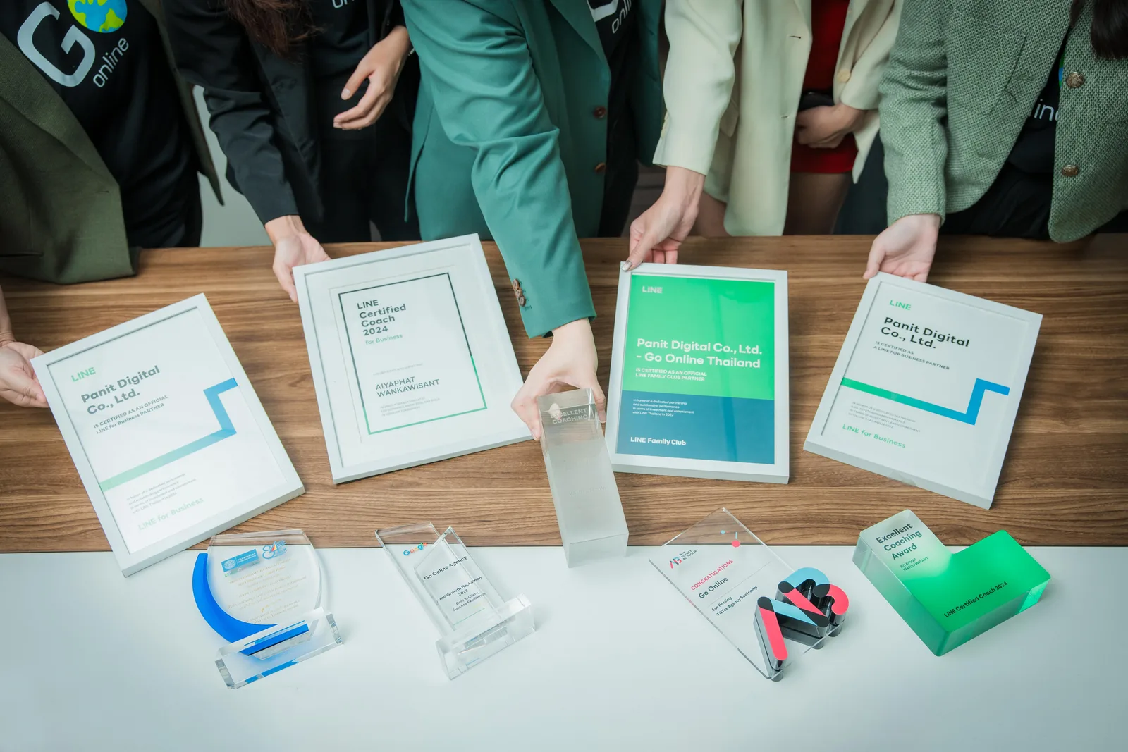 LINE partner certificates and industry awards earned by The Biz Canvas